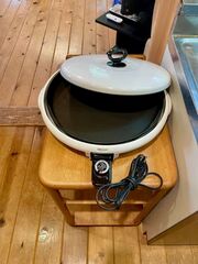 電気式のプレート。焼肉以外にお好み焼きなどもできます。