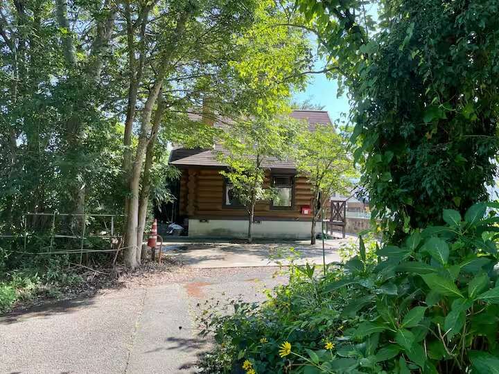 荒川のほとりに佇むチチブンブンWOOD