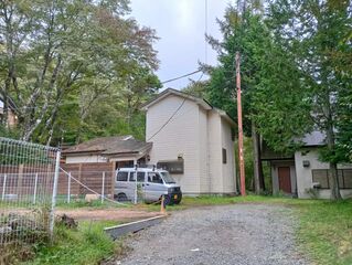 受付/管理棟 ❖左手前は隣地、進入厳禁