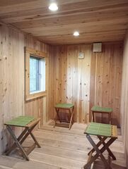 サウナ小屋/床はフラットで余裕の広さです