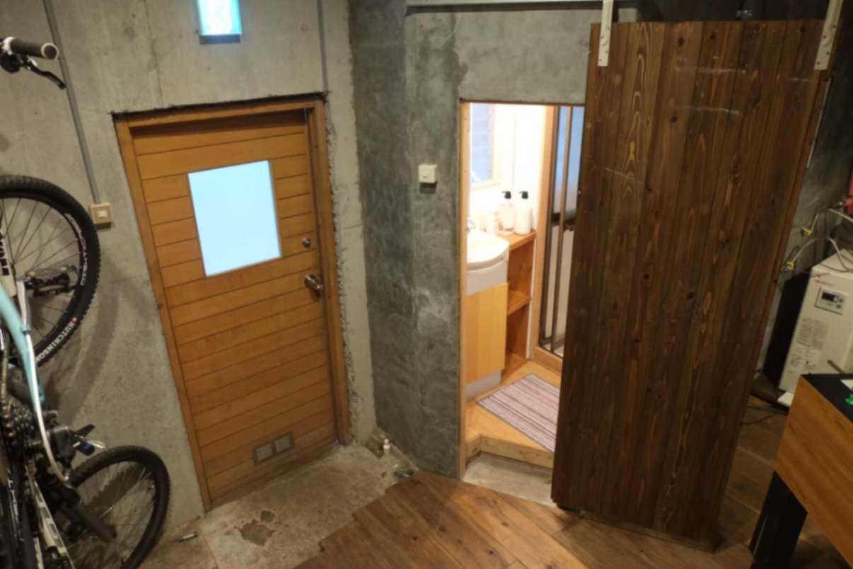 地下室にあるコンパクトなバスルーム