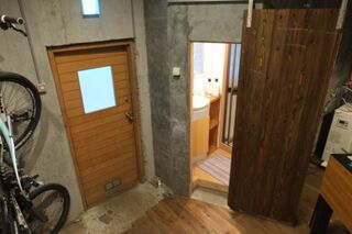 地下室にあるコンパクトなバスルーム