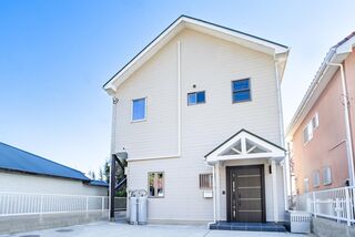 【外観】白い外壁に緑の屋根がやさしく映える外観