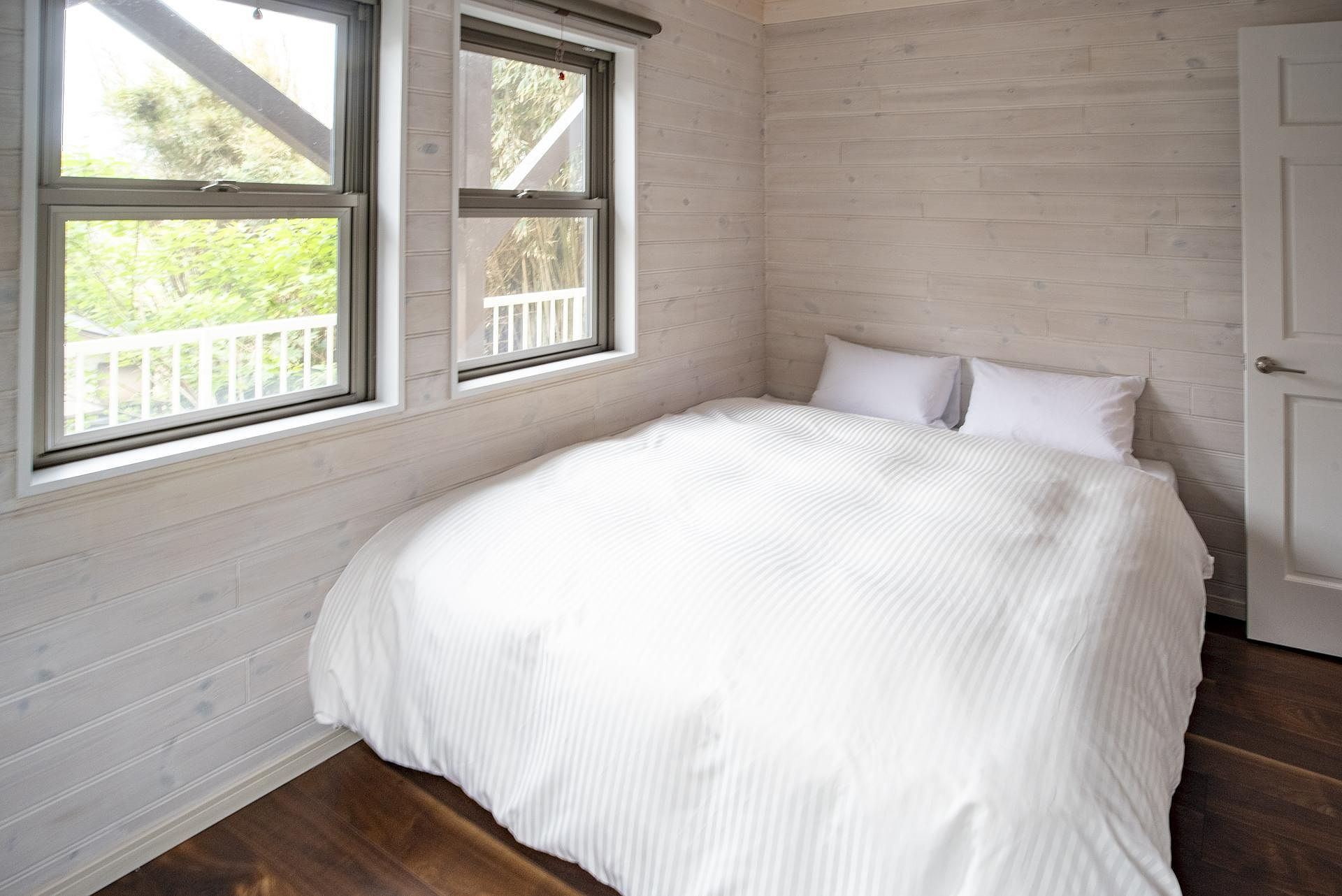 １階寝室①　クイーンベッド１台