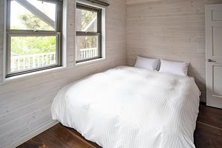 １階寝室①　クイーンベッド１台