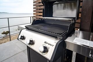 【BBQグリル】本場アメリカ製、分厚い鉄製グリルの”weber”ガス式BBQグリル
