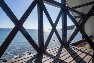 【オーシャンビュー】海を間近に感じるウッドデッキ。潮風とともに寛ぐ特別席。