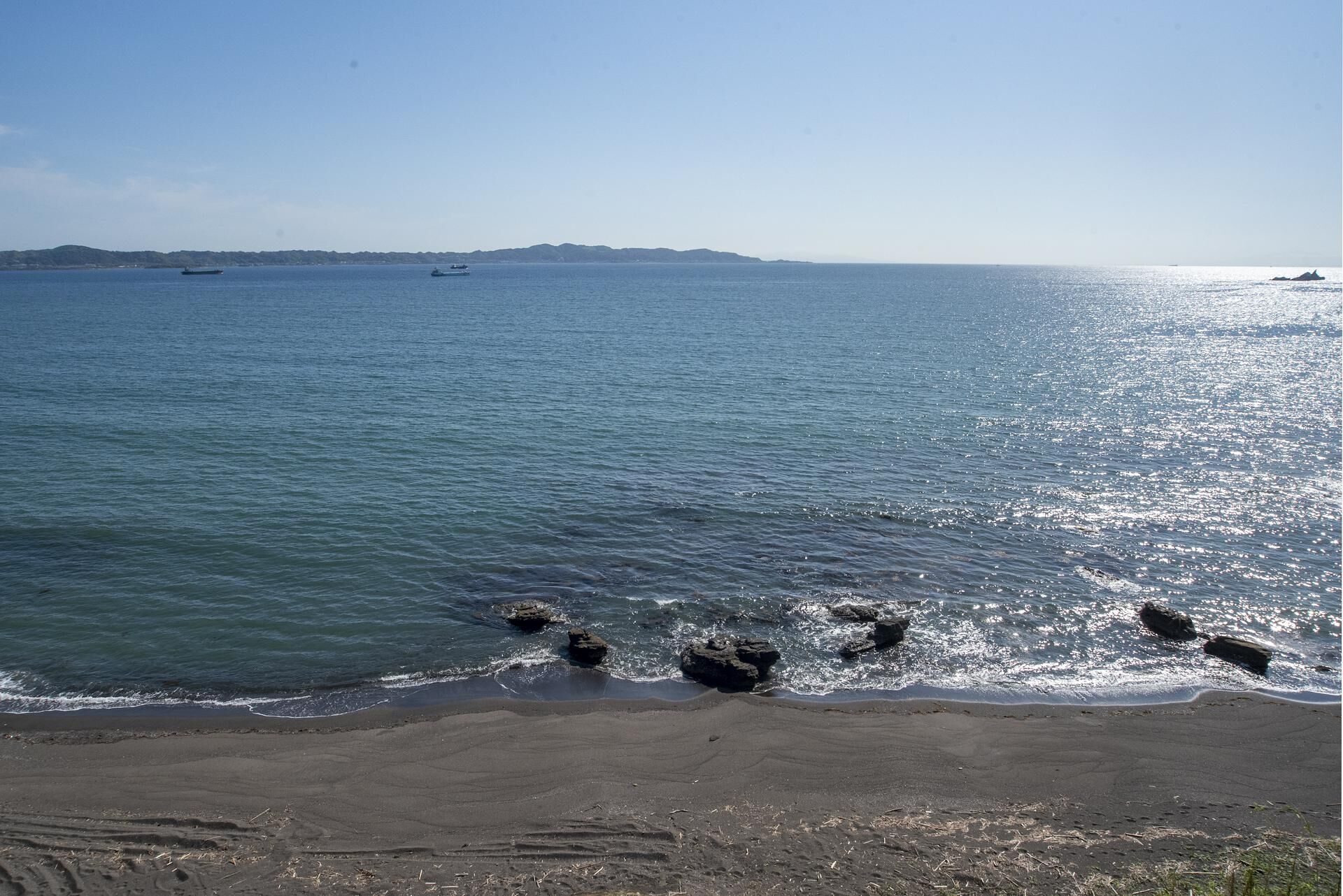 【オーシャンビュー】どこまでも続く水平線と穏やかな波。心癒される海辺の景色。
