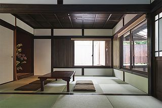 南側の川に面したケヤキの間にはベランダも付いています。