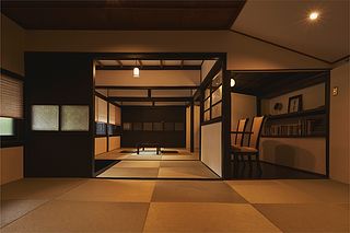 飾り棚とデスクスペースのあるお部屋