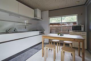 大きなキッチンで地元の食材をご自身で調理して食事をお楽しみいただけます。