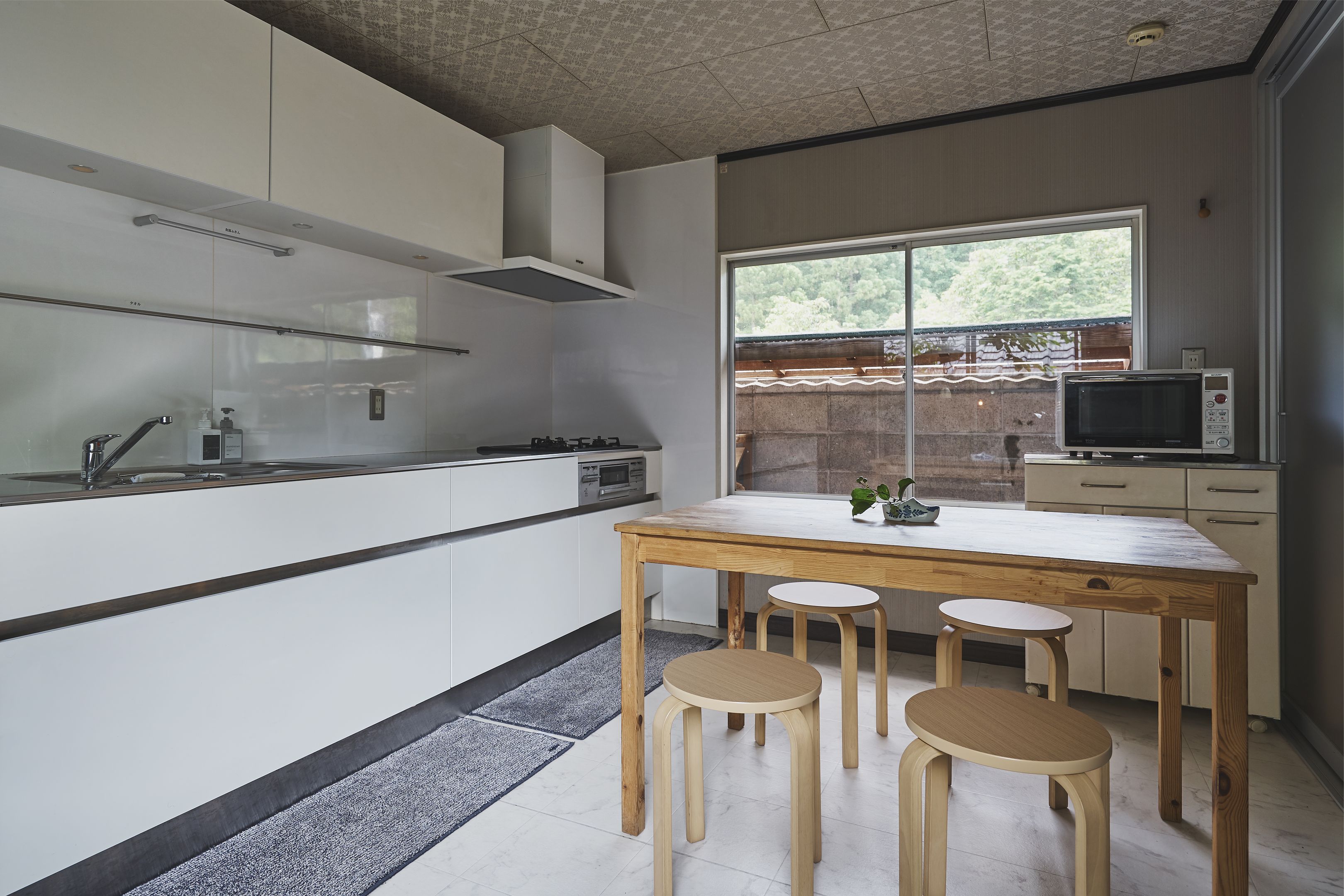 大きなキッチンで地元の食材をご自身で調理して食事をお楽しみいただけます。