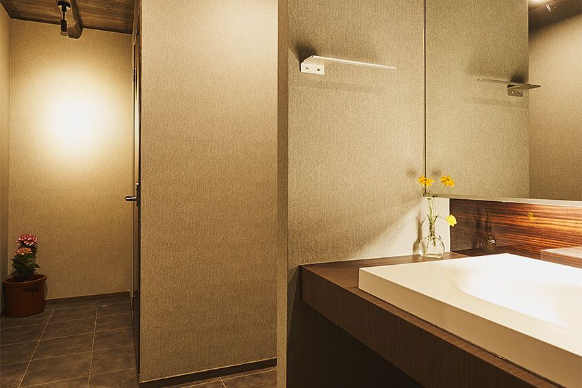 男性用トイレには小便器と個室があります。