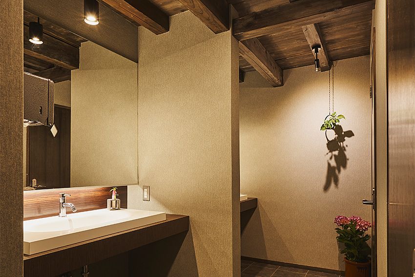 女性用トイレには2ヶ所個室があります。