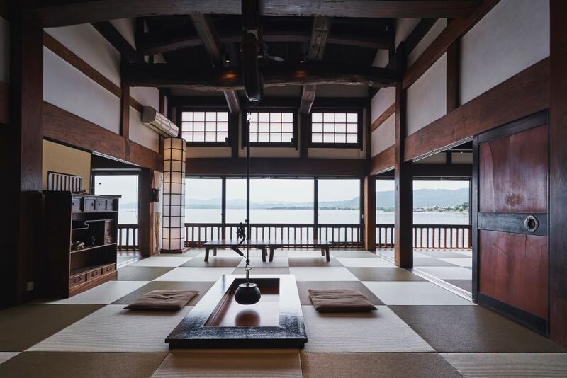 吹き抜けの囲炉裏の間