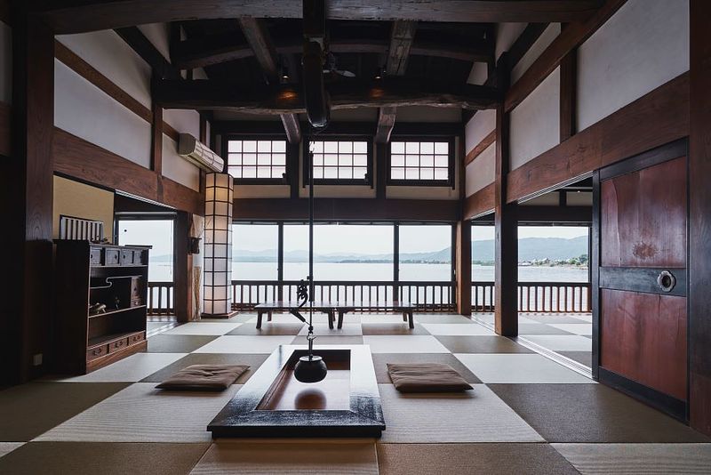 吹き抜けの囲炉裏の間