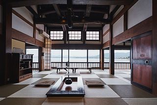 吹き抜けの囲炉裏の間