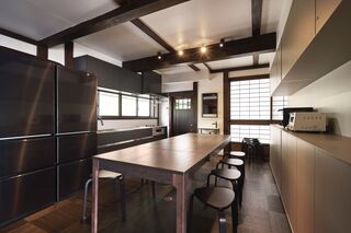 大きなキッチンで地元の食材をご自身で調理して食事をお楽しみ いただけます。