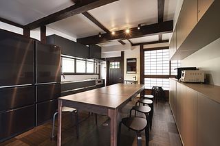 大きなキッチンで地元の食材をご自身で調理して食事をお楽しみ いただけます。