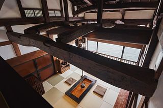 2Fと1Fの空間をつなげる吹抜。ケヤキの太い梁が圧巻です。