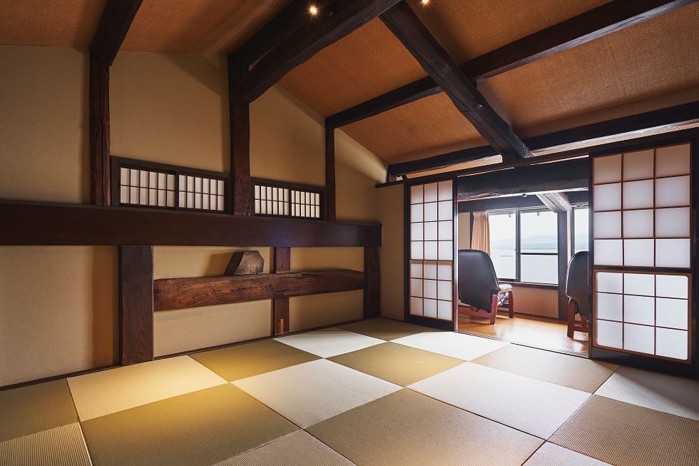 広縁、床の間のある10帖の和室です。