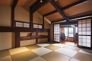 広縁、床の間のある10帖の和室です。