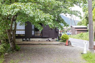 建物横に約4台（縦列駐車で奥に2台、手前に2台）15ｍほど離れた駐車場にも1台駐車可能です。