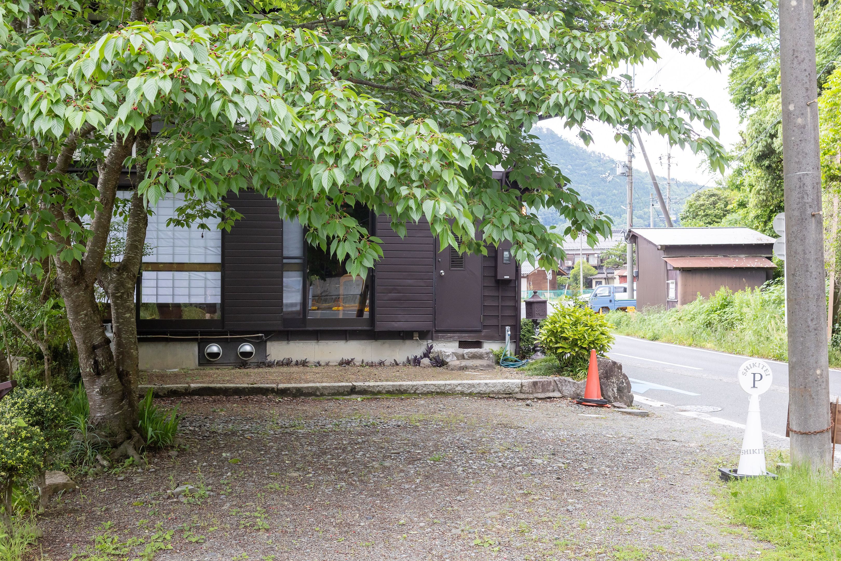 建物横に約4台（縦列駐車で奥に2台、手前に2台）15ｍほど離れた駐車場にも1台駐車可能です。