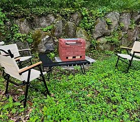 庭のBBQ窯です。網や炭などは専用のボックスに入ってます。(有料2,000円)