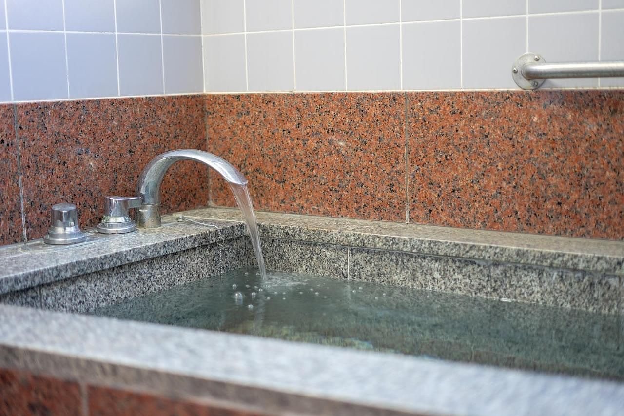 天然温泉24時間入浴可能です。石造り純和風のお風呂です。浴室シャワー完備です。