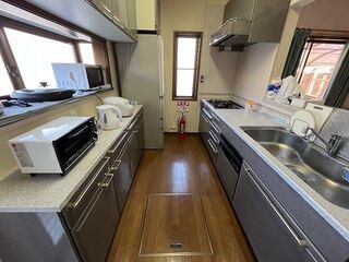 1階 キッチンリビングルームと対面のチッチンとなります。調理家電と食器類を一式備えています。