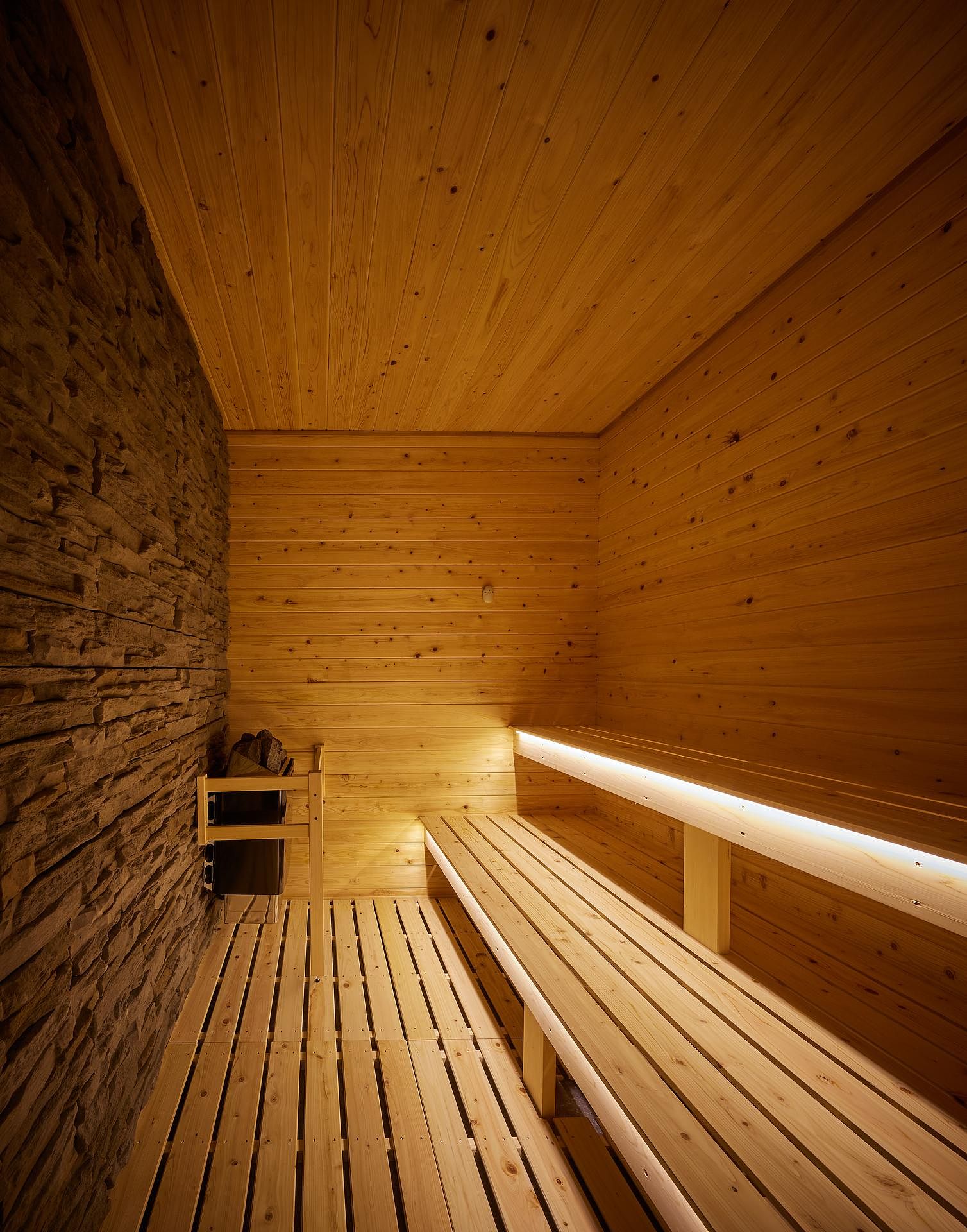 館内併設サウナはヒノキの香りを楽しめる