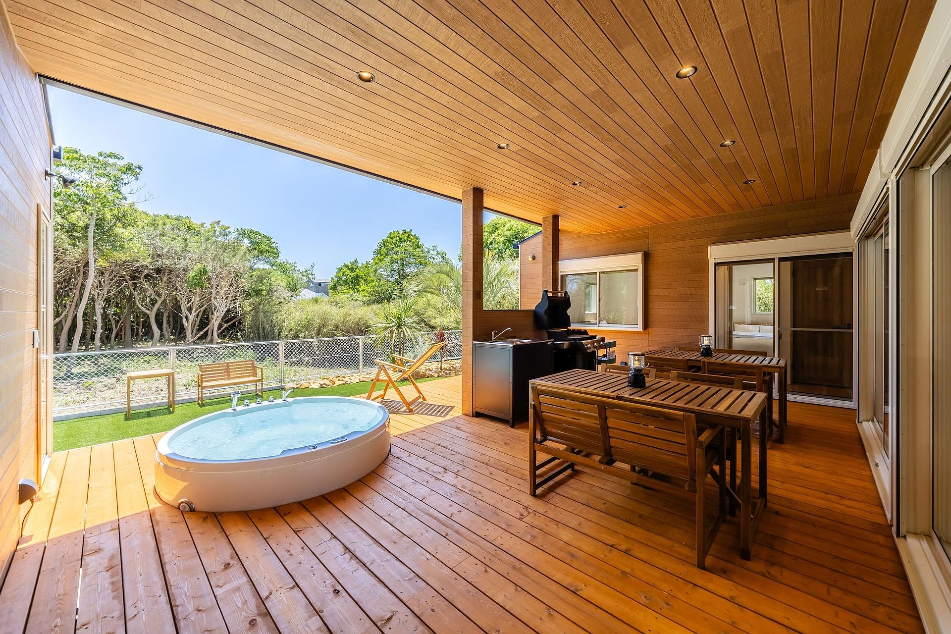 ウッドデッキ内にBBQ設備があります。BBQグリルのご利用は別途有償オプションとなります。