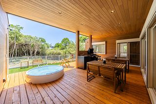 ウッドデッキ内にBBQ設備があります。BBQグリルのご利用は別途有償オプションとなります。