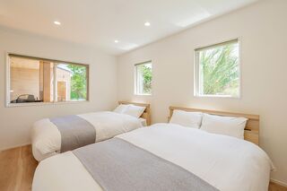 ベッドルームは2室あり、それぞれダブルベッド2台を設置しています。写真は南側ベッドルームです。