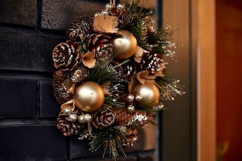 クリスマスリースが、お出迎えします。