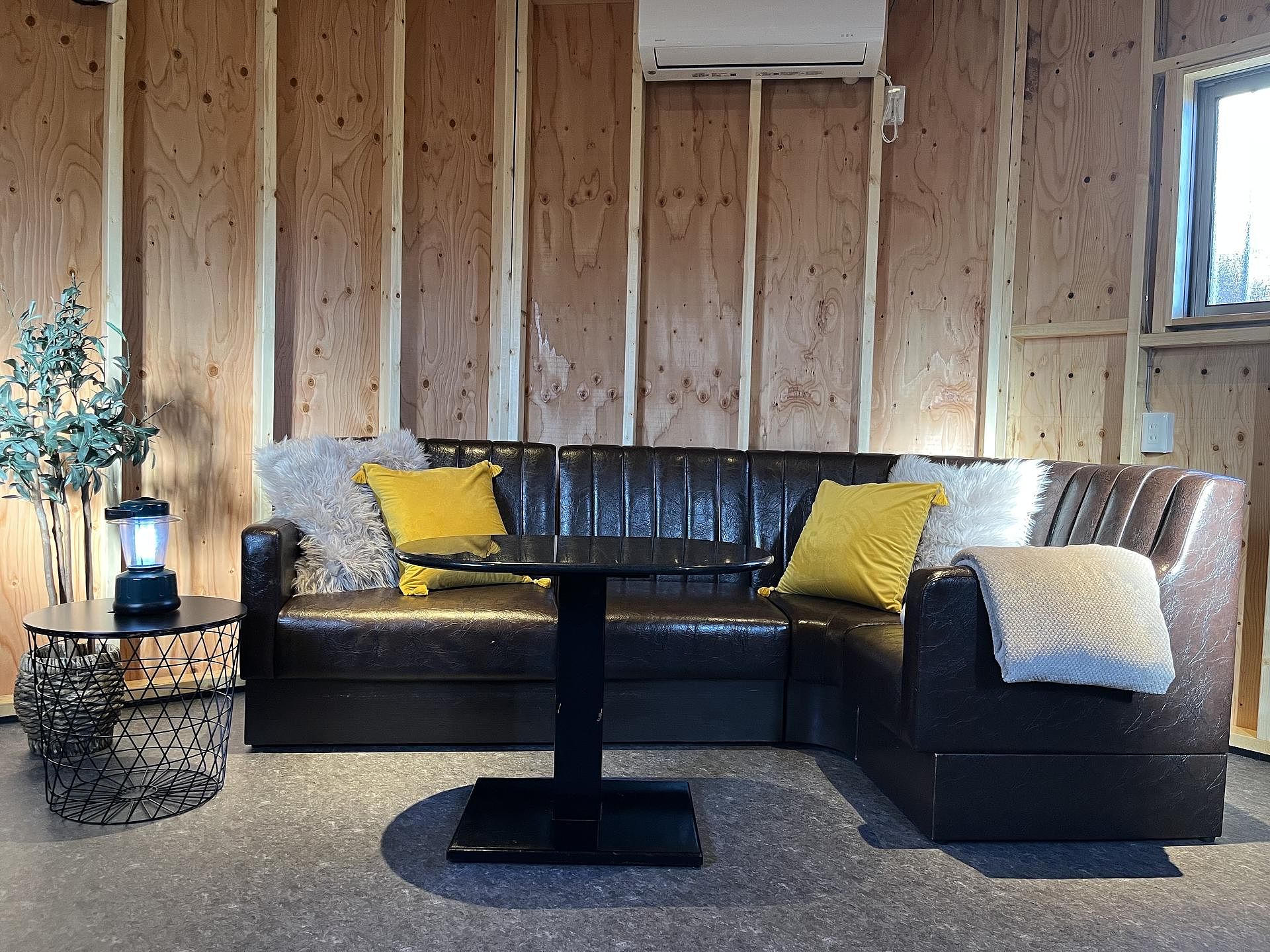 アウトドアリビング棟 エアコン完備です。