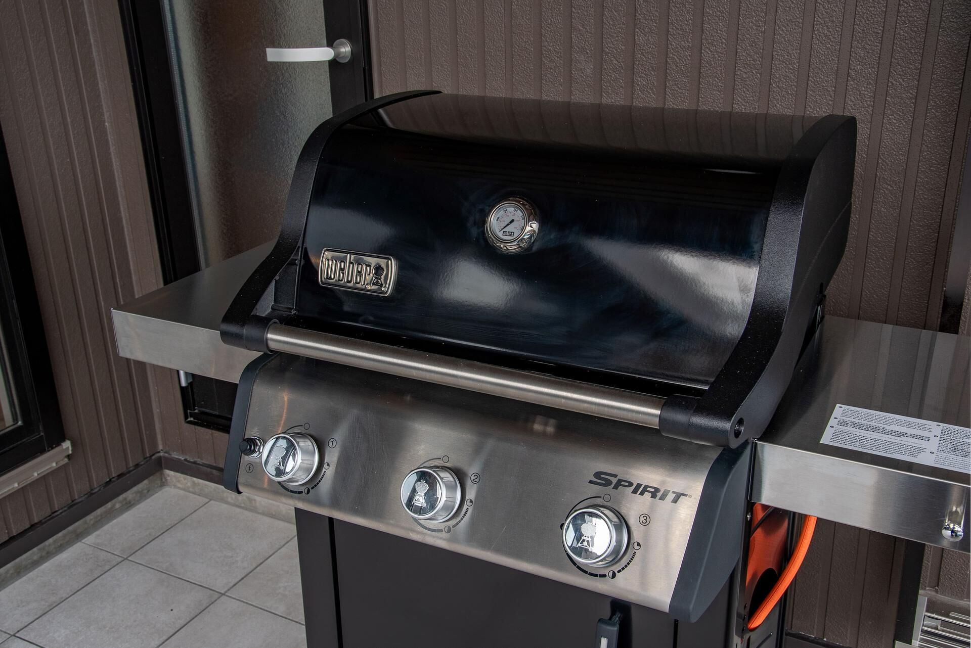 【BBQグリル】本場アメリカ製、分厚い鉄製グリルの”weber”ガス式BBQグリル
