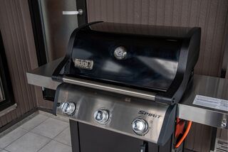 【BBQグリル】本場アメリカ製、分厚い鉄製グリルの”weber”ガス式BBQグリル