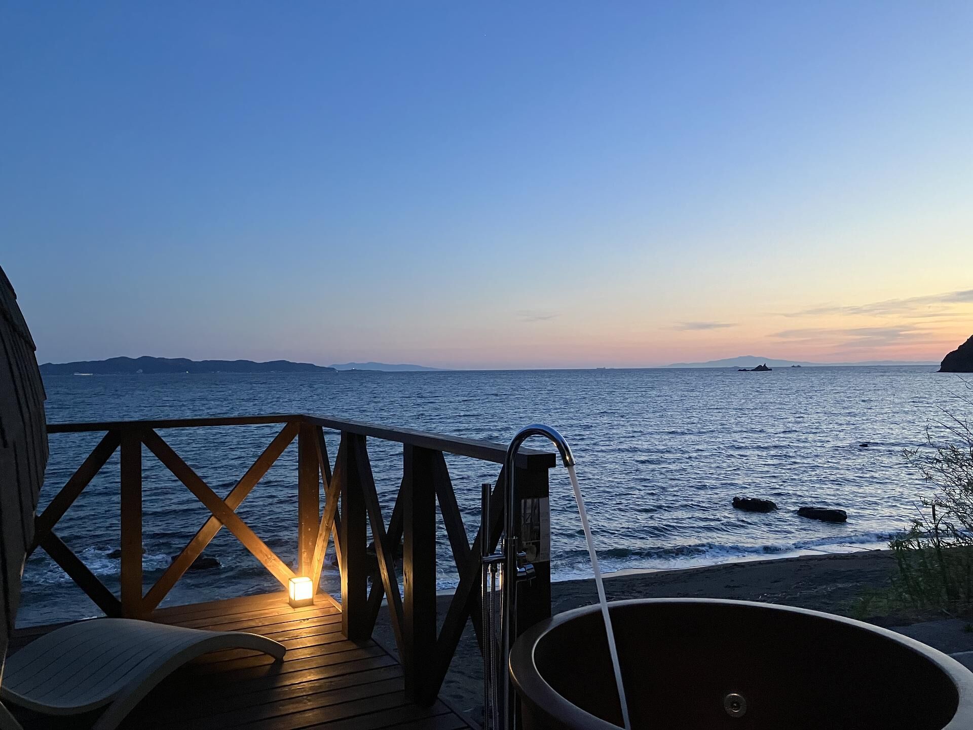 【サウナデッキ】水平線に沈む夕日を望む贅沢なオーシャンビュー風呂