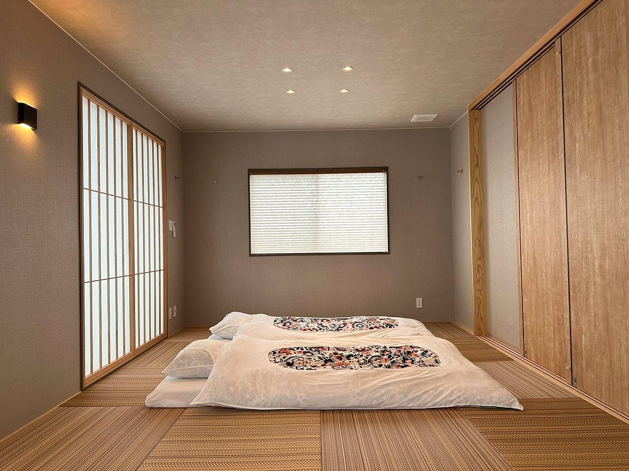 お布団を並べて川の字でみんな一緒に寝られます。