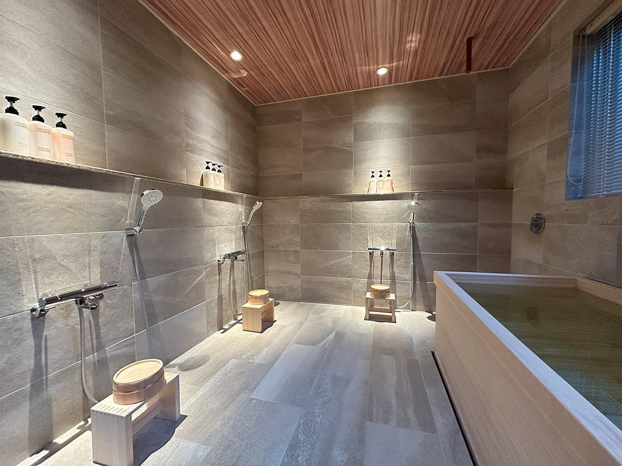 1階桧風呂はシャワー3台と打たせ湯があります。