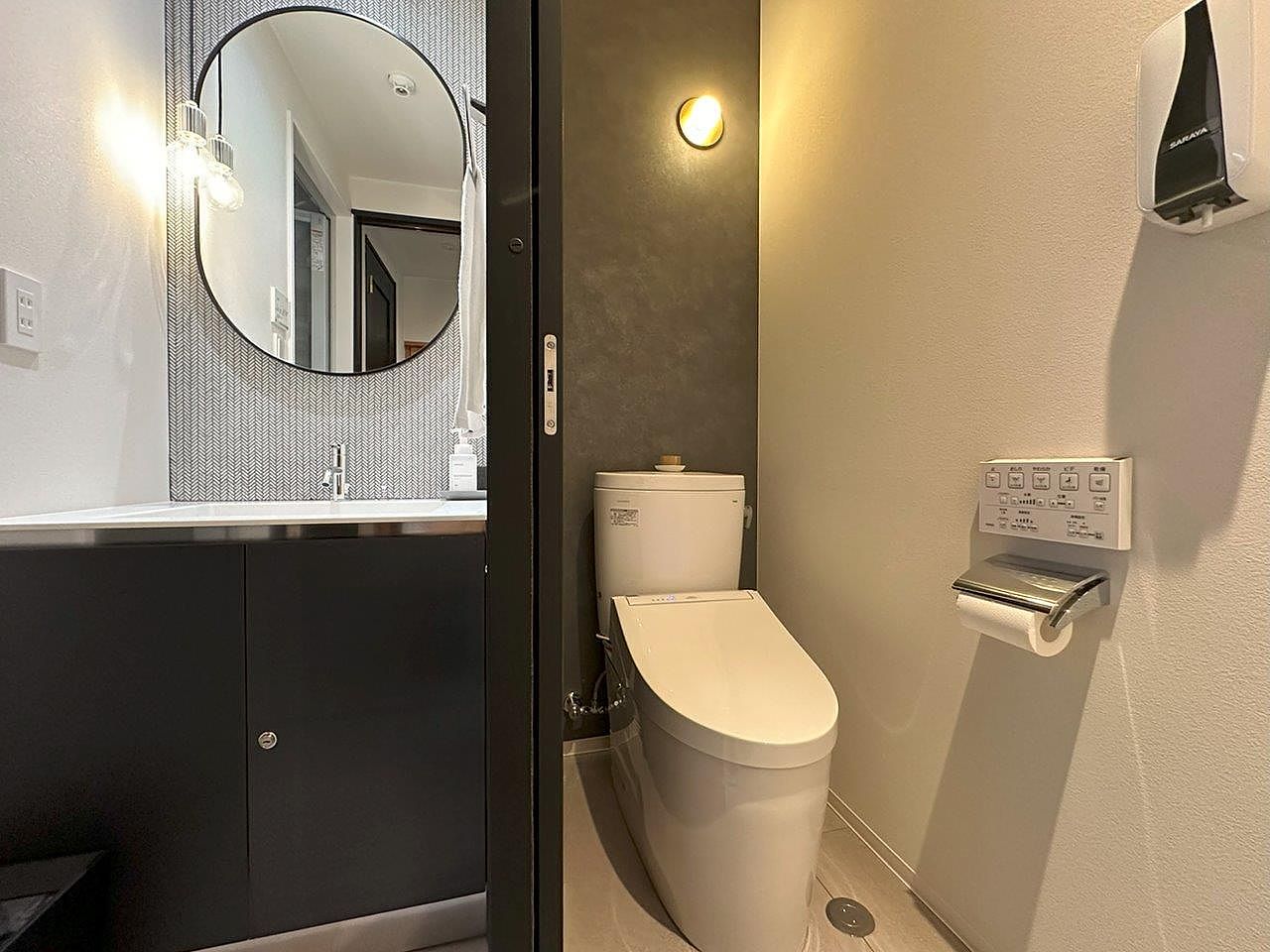 2Fトイレと洗面所。2F浴室に隣接しています。トイレは各階にあります。(計5ケ所)