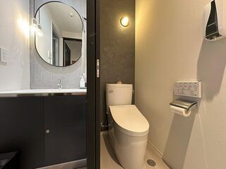 2Fトイレと洗面所。2F浴室に隣接しています。トイレは各階にあります。(計5ケ所)