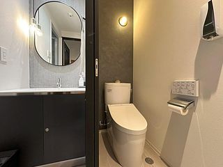 2Fトイレと洗面所。2F浴室に隣接しています。トイレは各階にあります。(計5ケ所)