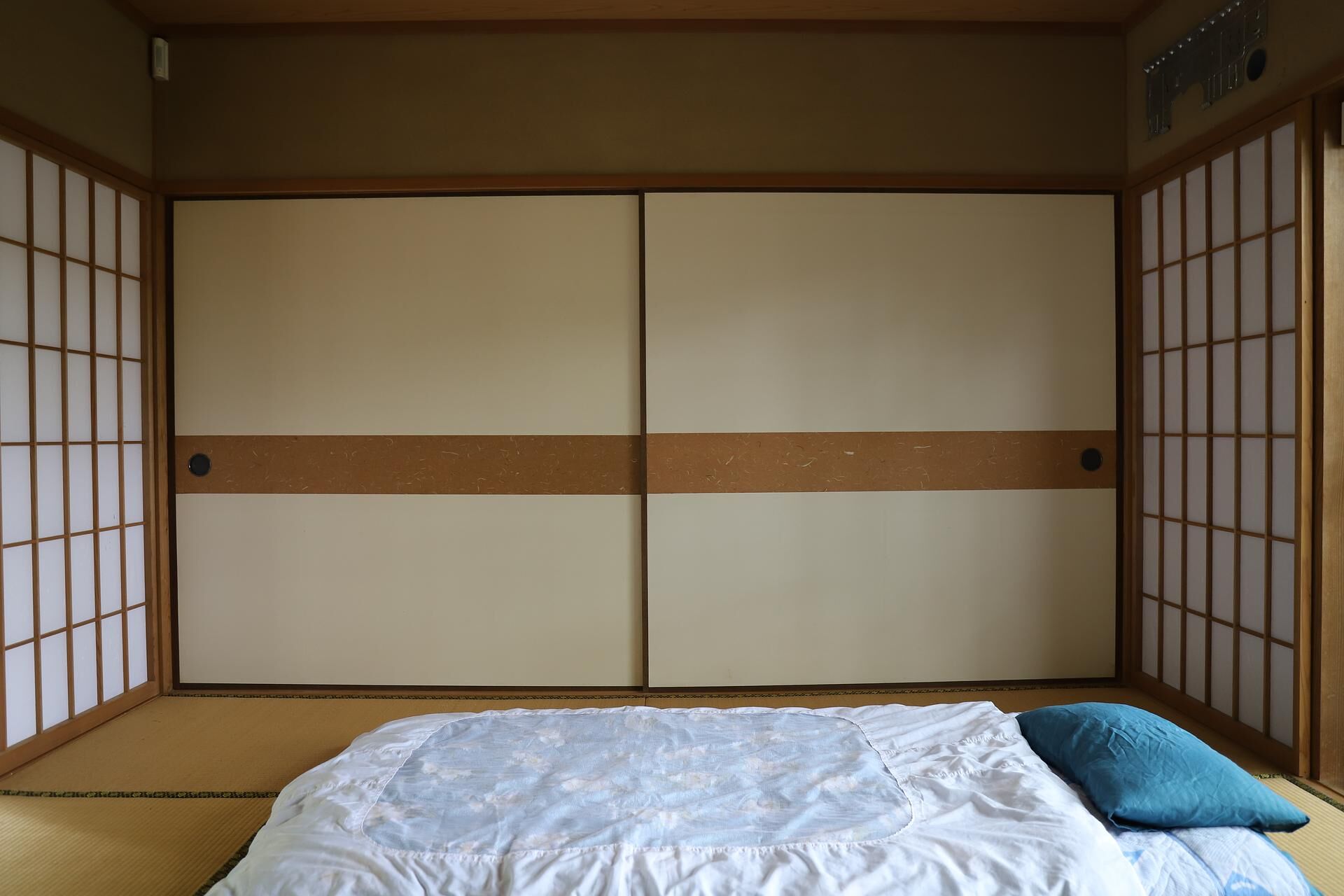 ・【2階和室】ふかふかのお布団でぐっすりとお休みいただけます