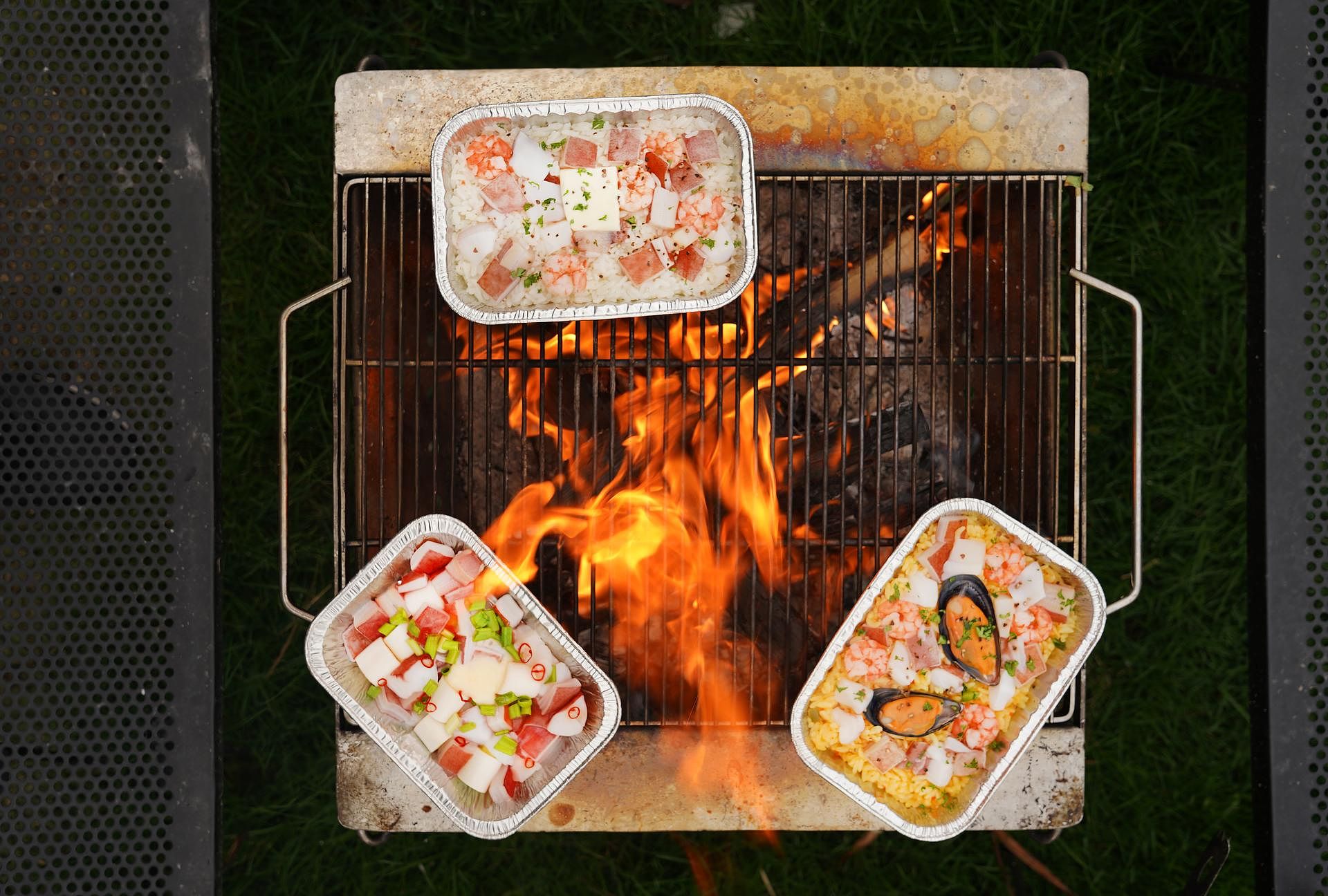 焚火で本格グルメを楽しもう。海鮮パエリア販売中。