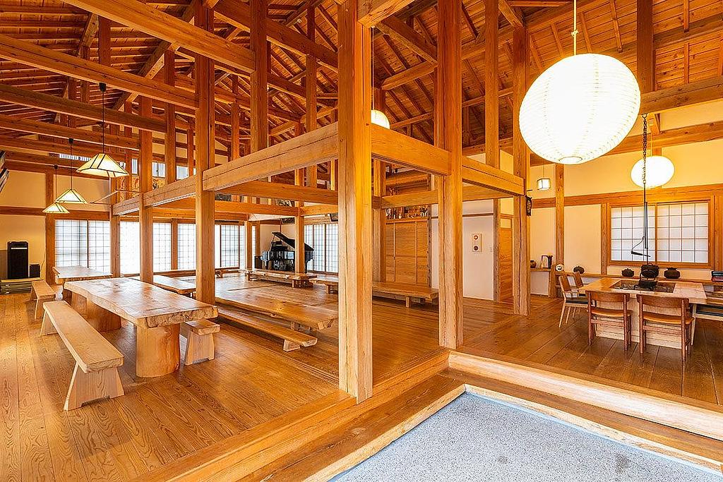 木の温もり溢れる広々空間