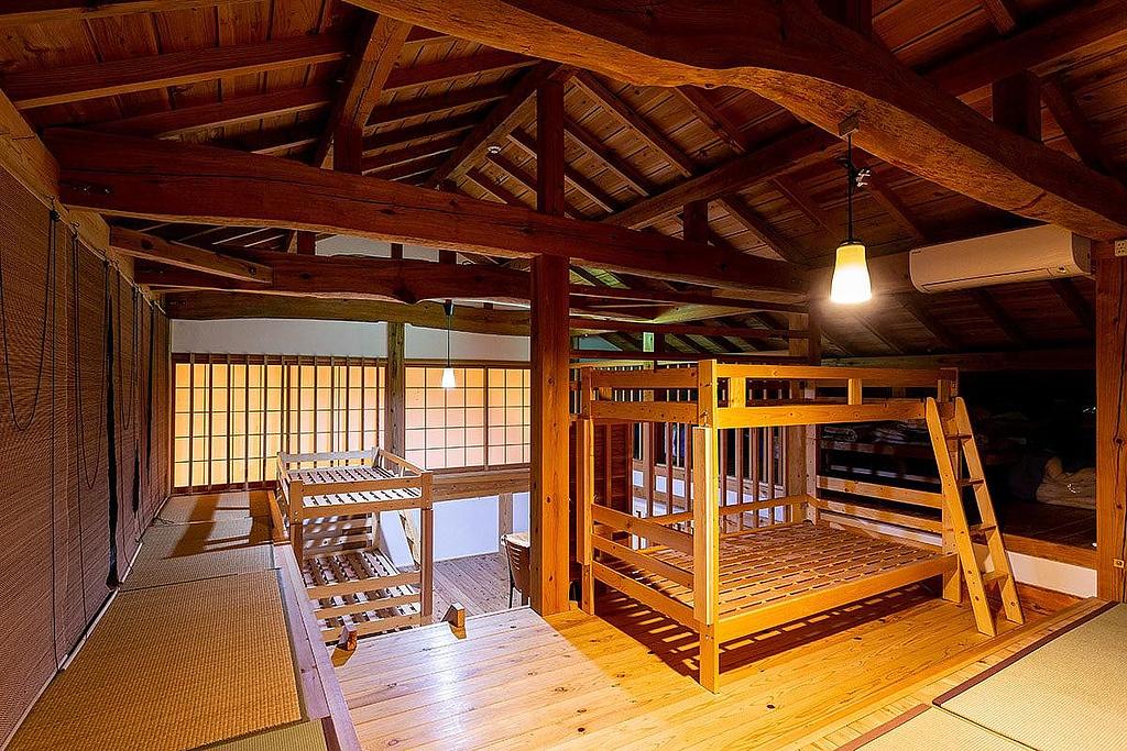 木の温もりの寝室空間