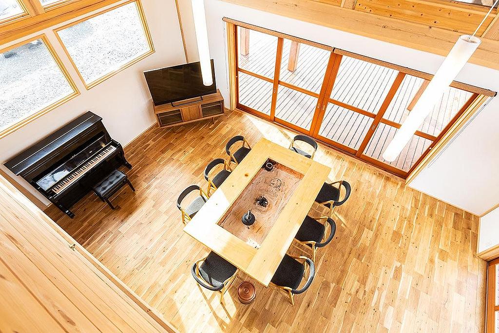 吹き抜けの明るい団欒空間